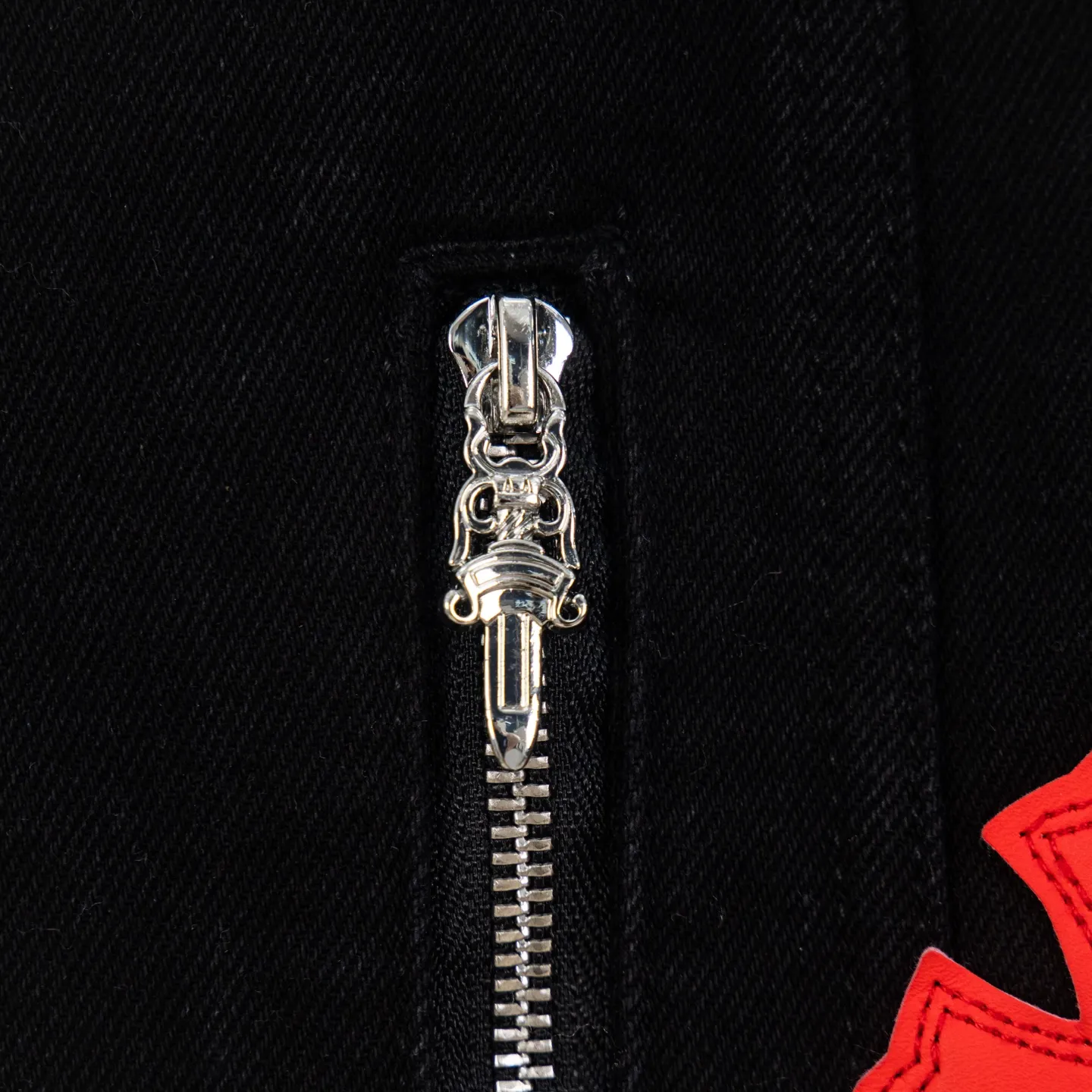 P360 high version (lamb wool) Chrome Hearts Chrome Hearts colorful patchwork lamb fur collar jacket, the same style as the Internet celebrity star's cross-printed denim jacket, the unique cross design element is full of design. It is made of 100% denim cotton fabric with heavy coarse yarn count, which ensures a stiff and tough silhouette while being soft, comfortable and breathable. The lapel is designed with silver buttons and is full of texture. The classic white cross logo is all over the dress, making it a perfect versatile style for spring and summer! The original loose version is made of high-quality pure cotton fabrics. The fabric pattern is high-definition and delicate without burrs. It is comfortable and breathable to wear. All the buttons are molded and customized. It is casual and fashionable and can be matched with any bottoms. It can be windproof and sunproof in spring and summer. It can be worn outside in autumn and winter! Easily concave shape makes you look slimmer and taller, perfect for both men and women! Style number: 1838# Color: Black Size: S M L XL